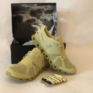 On- running Cloud Monochrome Endive women’s shoes. Size 9.5 W